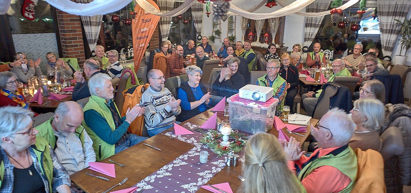 Freuten sich bei einem gelungenen Abend: Initiatoren und Gäste von Radeln ohne Alter