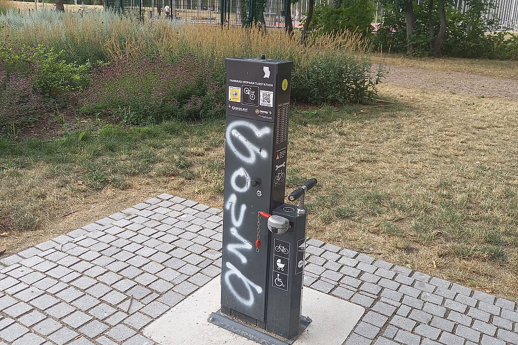 Öffentlich zugängliche Luftpumpe / Reparaturstation im Erfurter Nordpark.