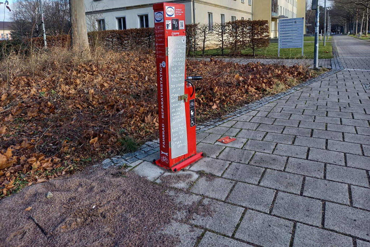 Luftpumpe_Uni Öffentlich zugängliche Luftpumpe und Reparaturstation auf dem Campus der Erfurter Universität