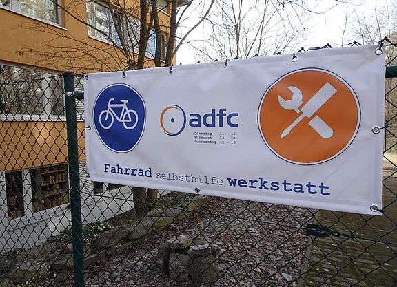 Banner am Eingang der Erfurter ADFC-Fahrradselbsthilfewerkstatt