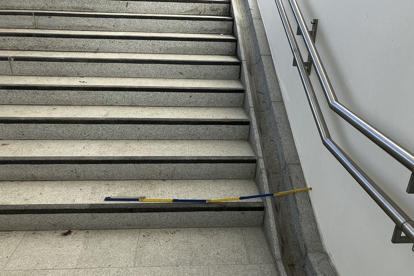 Treppe mit Schieberinne für Fahrräder