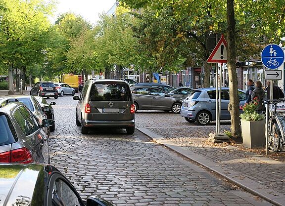 Parkplätze statt Begegnungsort Parkplätze statt Begegnungsort