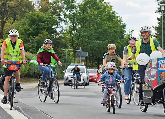 Sep. 2021, Kinder und Erwachsene fahren bei der Kidical Mass in Suhl Rad 