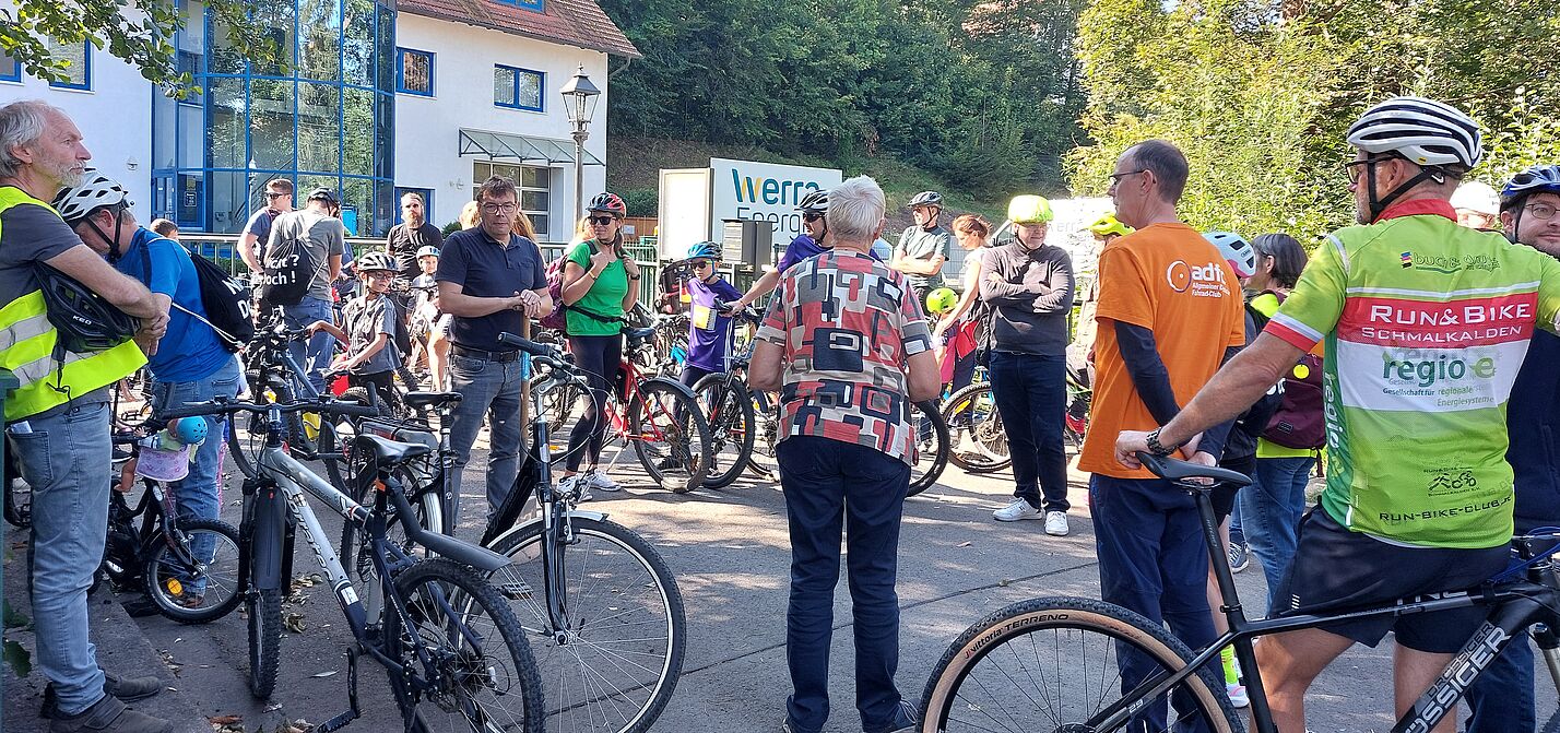 Die Tourteilnehmer stehen vor der WerraEnergie-Brücke
