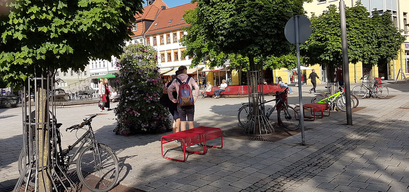 Fahrräder am Dianabrunnen Fahrräder stehen an Baumschutzgittern in Suhl, im Hintergrund der Dianabrunnen