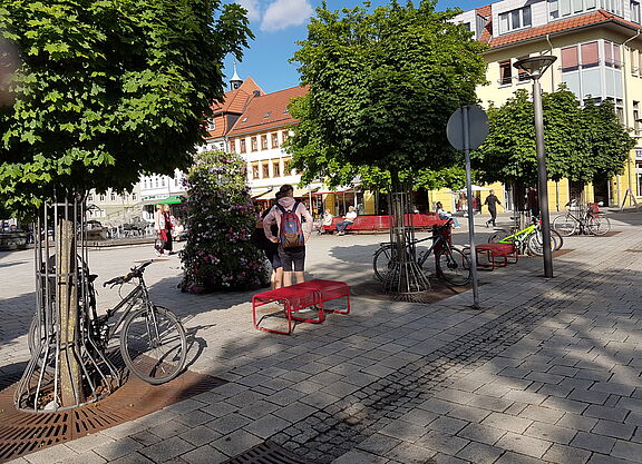 Fahrräder am Dianabrunnen Fahrräder stehen an Baumschutzgittern in Suhl, im Hintergrund der Dianabrunnen
