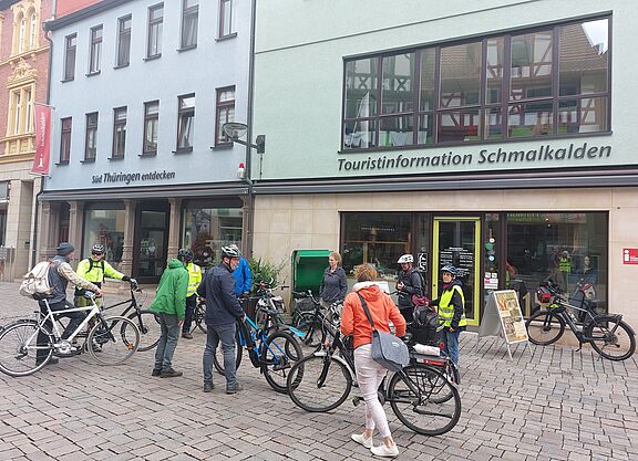 Treffen der Tourbeteiligten vor der Tourist-Info Schmalkalden
