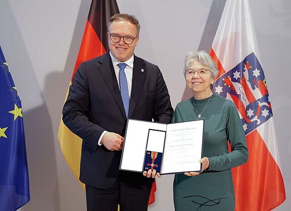 Der Thüringer Ministerpräsident Mario Voigt und Dr. Barbara Albrethsen-Keck präsentieren das Bundesverdienstkreuz.