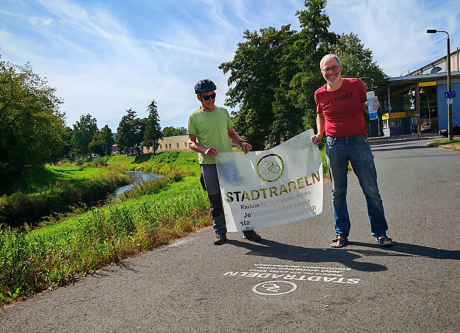 ADFC im Einsatz Mit Sprühkreide zauberte der ADFC-Wartburgkreis das Logo auf die Radwege.