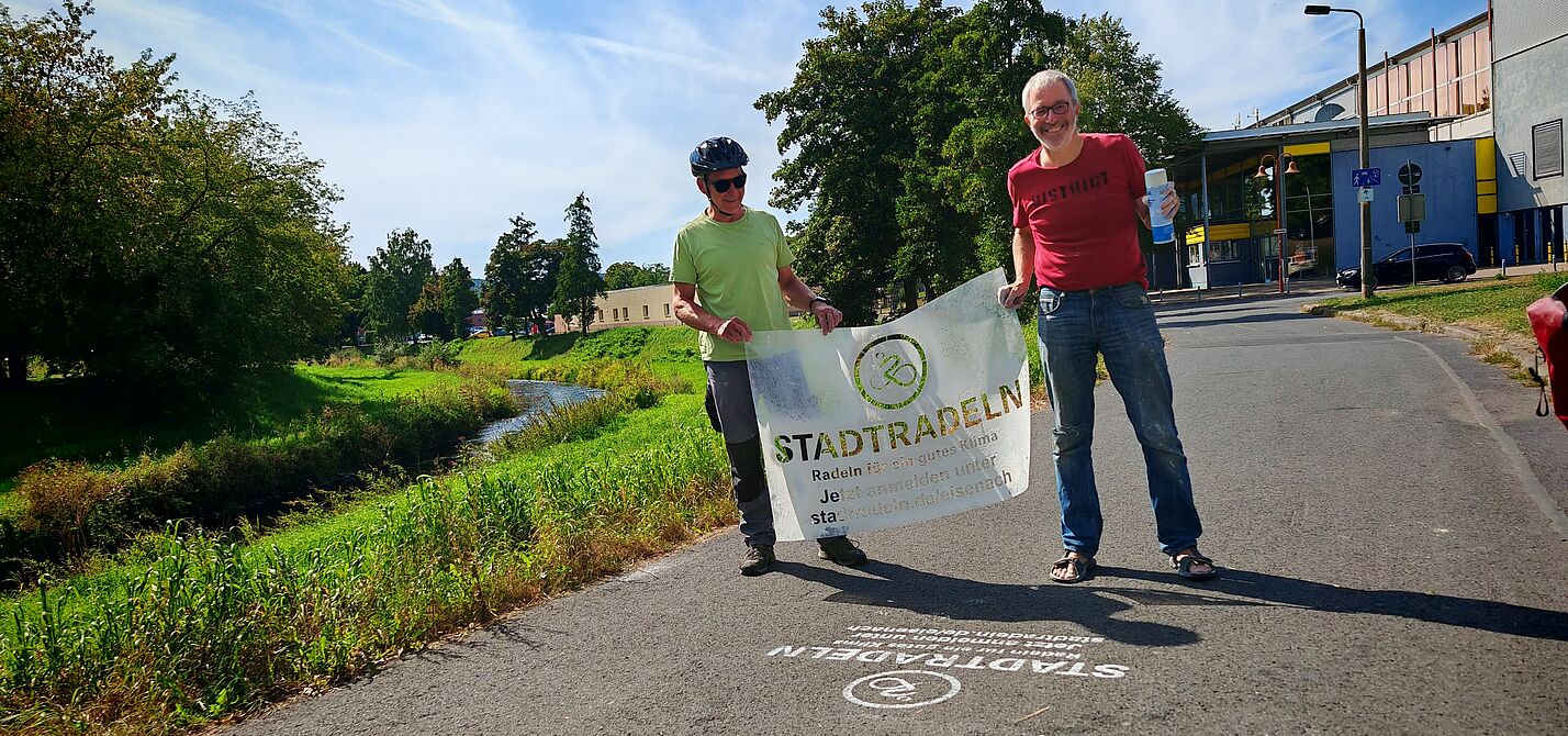 Mit Sprühkreide zauberte der ADFC-Wartburgkreis das Logo auf die Radwege.