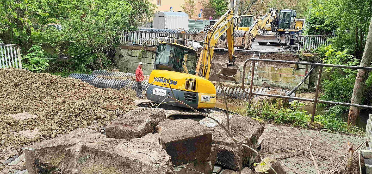 Ein Bagger bereitet den Bau der neuen Mühlgrabenbrücke vor.