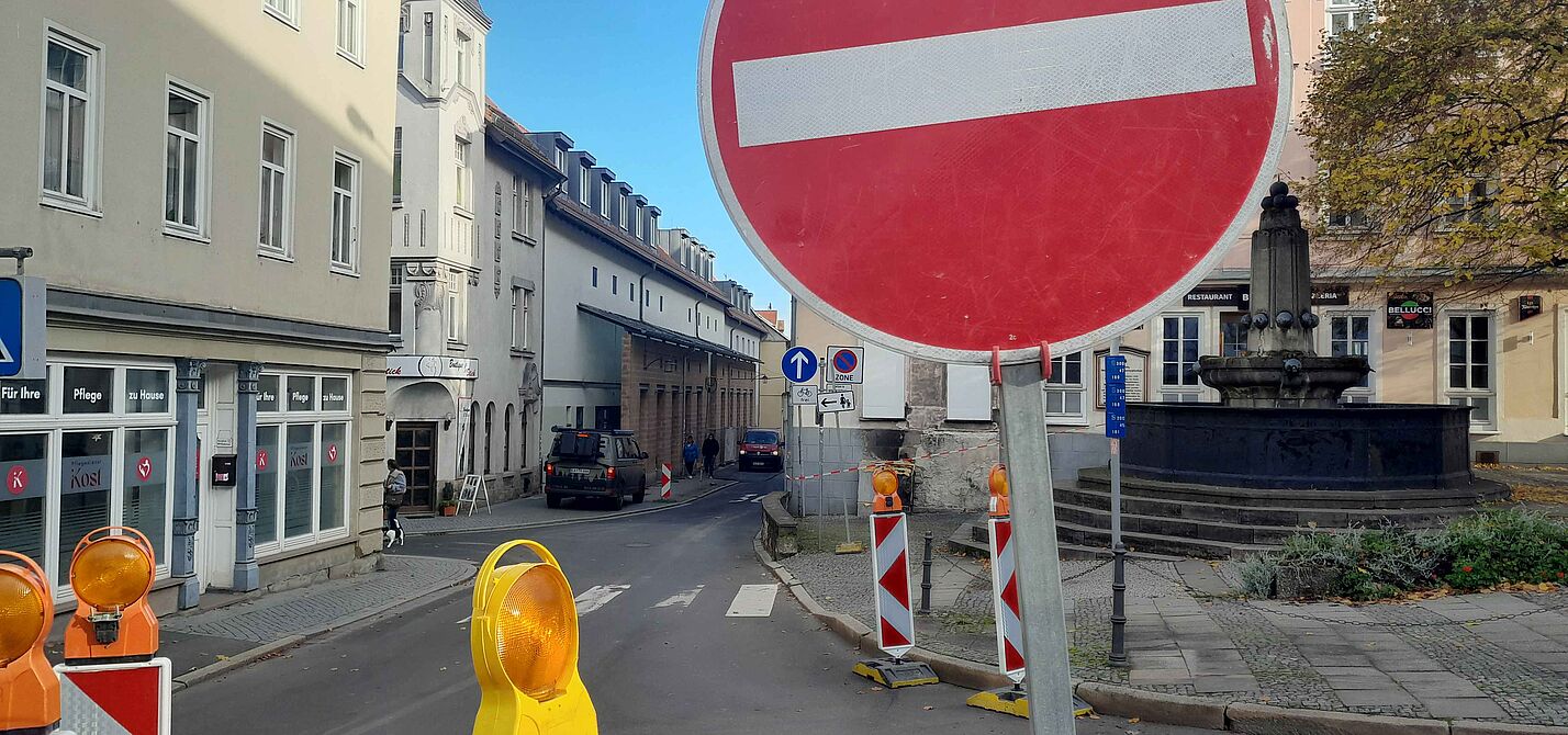 Ein Verkehrsschild behindert an einer Baustelle den Radverkehr.