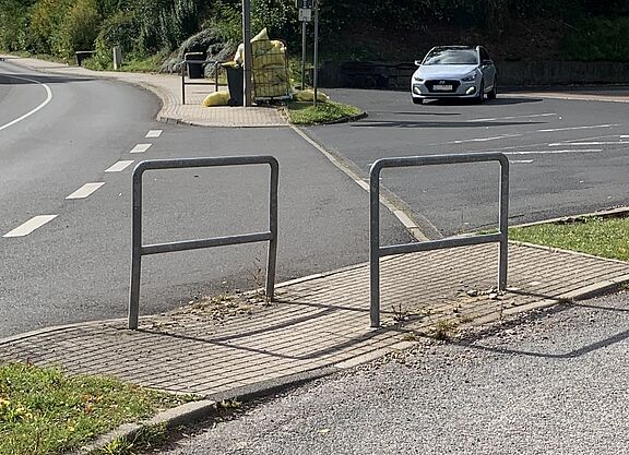 Drängelgitter an der Tankstelle in Farnroda bremsen den Radverkehr aus