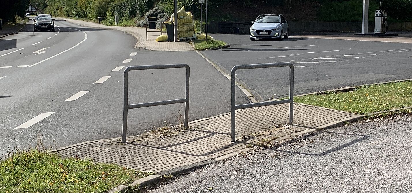 Drängelgitter an der Tankstelle in Farnroda bremsen den Radverkehr aus