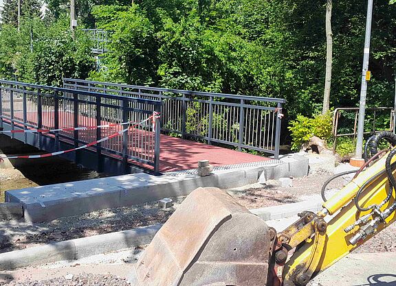 So schnell kann es gehen: Die neue Radbrücke ist bereits an Ort und Stelle.