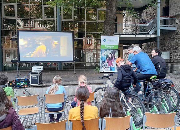 Im Hof des Martin-Luther-Gymnasiums präsentierte der ADFC-Erfurt das Fahrradkino
