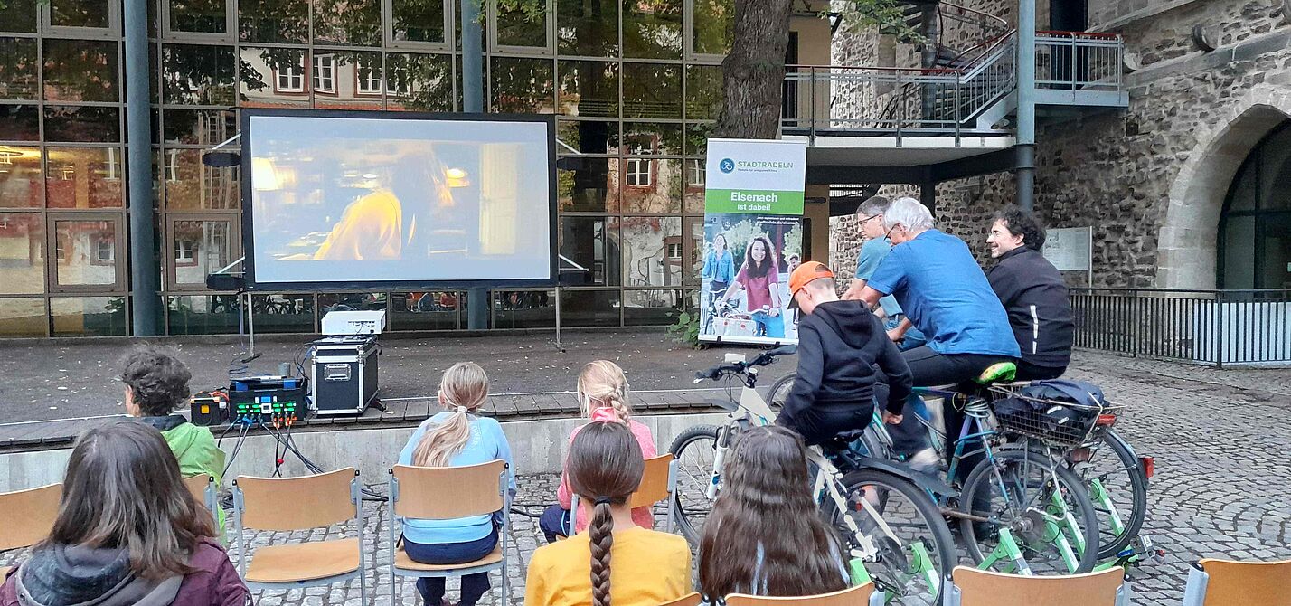Im Hof des Martin-Luther-Gymnasiums präsentierte der ADFC-Erfurt das Fahrradkino