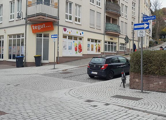 Einbahnstraßenschilder in der Marienstraße mit "Fahrräder frei".