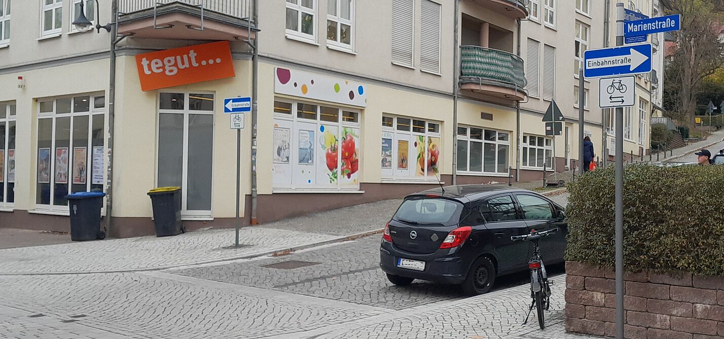 Einbahnstraßenschilder in der Marienstraße mit "Fahrräder frei".