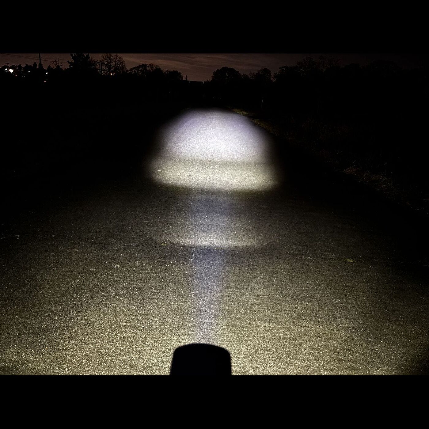 Contech Nacht Der Lichtkegel des Contec-Scheinwerfers in der höchsten Stufe in dunkler Umgebung.