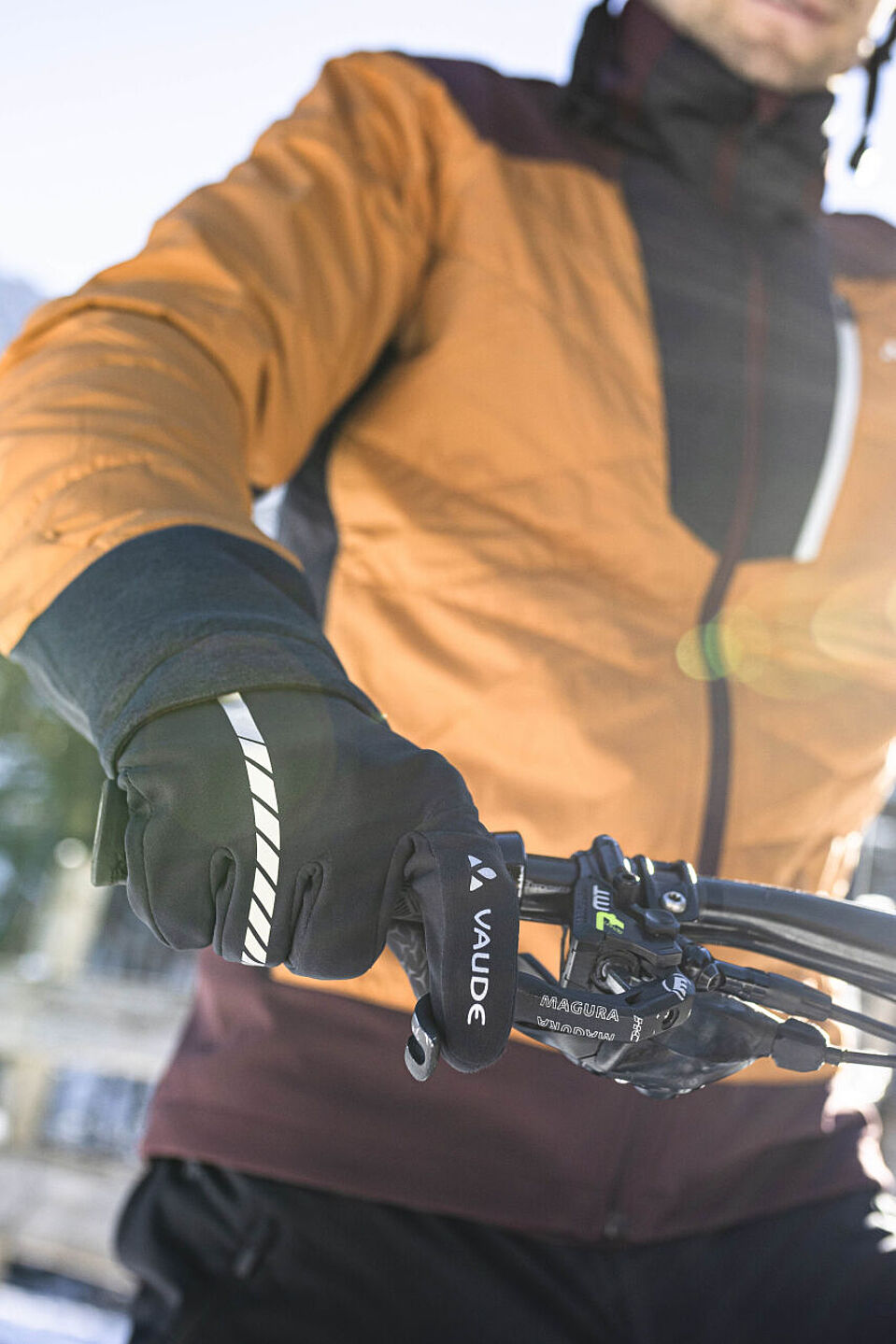 Handschuhe müssen im Winter sein. Brems- und Schalthebel müssen aber bedienbar bleiben. Handschuhe müssen im Winter sein. Brems- und Schalthebel müssen aber bedienbar bleiben.